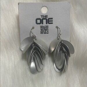 Chic Silver Leaf Earrings